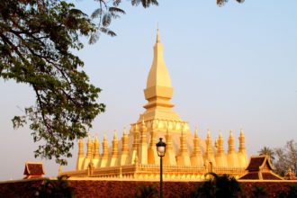 golden-pagoda-wat-pha-that-Luang