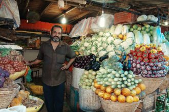 india-fruit-vendor-mumbai