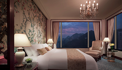 Executive Suite bedroom Island Shangri-La Hotel (Hong Kong Island)