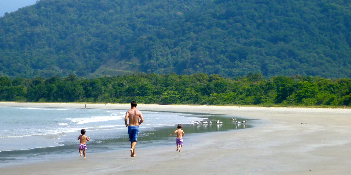 Picinguaba-beach-family
