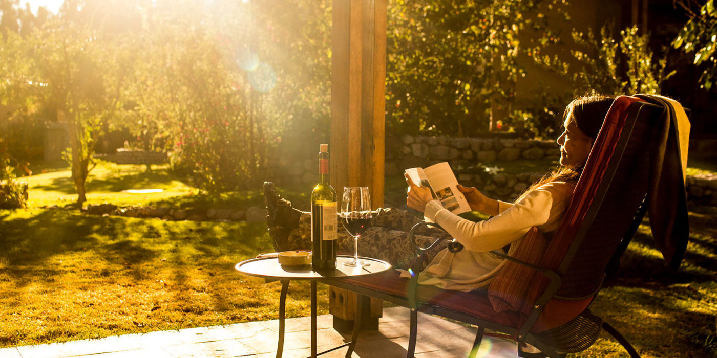 Sol-Y-Luna-wine-relax-book-reading